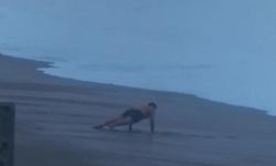 Dalgalara karşı şınav çekti