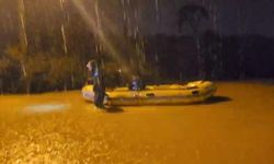 Yağmurda mahsur kalan vatandaşlar botlarla kurtarıldı