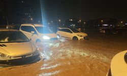 Antalya'da sokaklar göle döndü