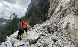 Büyükşehir ekiplerinden Alacami yolunda heyelan çalışması