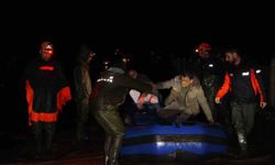 Araçta mahsur kalan sürücü botla kurtarıldı