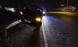 Bariyerlerin üzerinde asılı kaldı