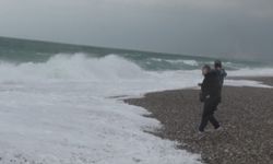 Dalgadan kaçtılar, fotoğraf çektirdiler