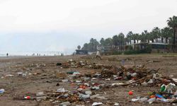 Fırtınayla birlikte dalgaların getirdiği çöpler sahilde toplandı