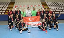 Kepez'in kızları Türkiye şampiyonu oldu