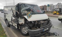 Önünde ilerleyen kamyonete çarptı: 3 yaralı