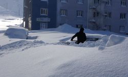 Kar altında kalan araçlar güçlükle bulundu