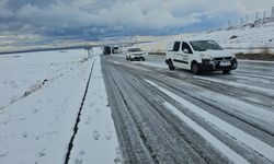 Kar ve buzlanma nedeniyle onlarca araç yolda kaldı