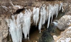 Kanyonda oluşan devasa buz sarkıtlarının boyu 5 metreyi aştı