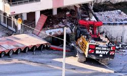 Kopan vinç 2 araca ve binaya çarptı