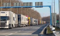 Schengen vize protestosu AB sınırlarını kilitledi, tırlar kilometrelerce kuyruk oluşturdu