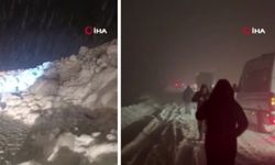 Hakkari’de çığ düştü: Araçlar yolda mahsur kaldı