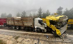 Finike'de TIR ile kamyon çarpıştı: 1 ölü