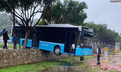 Aksu'da halk otobüsü duvarda asılı kaldı