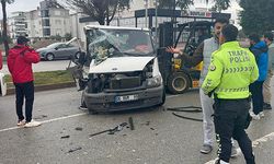 Kamyonet ile hafif ticari araç çarpıştı