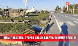 Kırmızı ışık ihlali yapan aracın çarptığı minibüs devrildi
