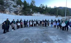 Kumluca'da öğrencilerden jandarmaya atkı