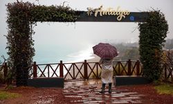 'Sarı kod'la uyarılan Antalya'da şiddetli yağış