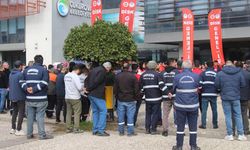 Çukurova Belediyesi’nde kriz: İşçiler alacakları için eylem yaptı