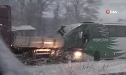 Yolcu otobüsü TIR'a çarptı: 1'i ağır 12 yaralı