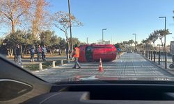 Antalya'da otomobil yan yattı