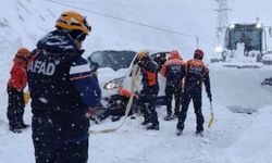 Hakkari’de çığ altında kalan araçtaki 2 kişi kurtarıldı