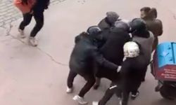 Lodosa yakalanan yaşlı kadına kuryeler siper oldu