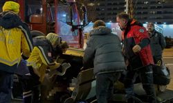 Takla atan otomobilde sıkışan arkadaşının başından ayrılmadı