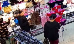 İç çamaşırı hırsızlığı kamerada: Gülerek girdiler, çalarak çıktılar