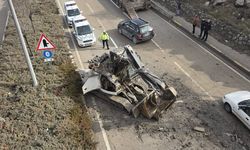 Facianın eşiğinden dönüldü: Tırdaki kepçe köprüye takılıp yola düştü