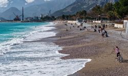 Güneşli havayı fırsat bilenler sahile akın etti