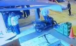 Aniden hareket eden otomobil yaya ve araçların arasına daldı