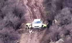Çamura saplanan otomobili polisler kurtardı