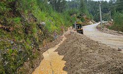 Alanya'da yağışlardan tıkanan menfezler temizlendi