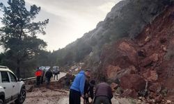 Yola düşen kayaları iple araca bağlayıp çektiler