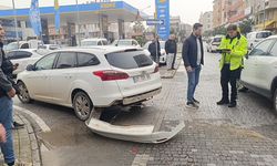 Ters yönden gelen motosiklet otomobille çarpıştı