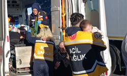 Annesi yaralanan bebek 112 görevlisinin kucağında annesini bekledi