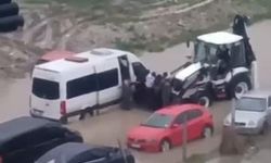 Minibüste mahsur kalanlar kepçe yardımıyla kurtarıldı