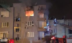 Mersin'de apartman dairesi alev alev yandı