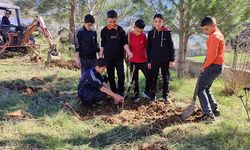 Gazipaşa'da öğrenciler fidan dikti