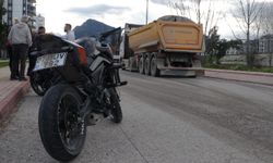 Kamyon ile çarpışan motosikletteki 2 genç yaralandı