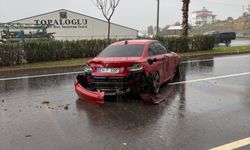 Otomobil refüje çarptı: 1 yaralı