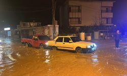 Alanya'da Oba çayı taştı, caddeler sular altında kaldı