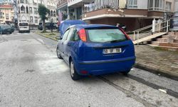 Alanya'da park halindeyken yanan otomobilin motor kısmında zarar oluştu