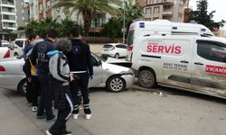 Otomobil ile hafif ticari kavşakta çarpıştı: 3 yaralı