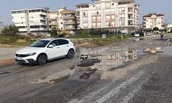 Yağışların sebep olduğu yoldaki çukura koltuklu önlem