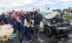 Hafif ticari aracın çarptığı midibüs devrildi: 7 yaralı