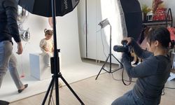 Evinin bir odasını stüdyoya çevirdi