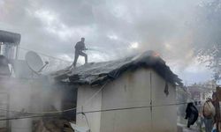 Alev alev yanan tek katlı ev küle döndü