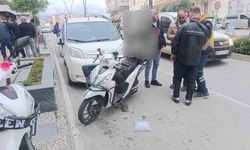 Duran motosiklete ticari araç çarptı